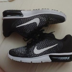 EUC Nike Max air sequence 2